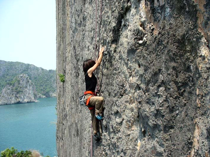 Leo núi mạo hiểm tại Cát Bà.