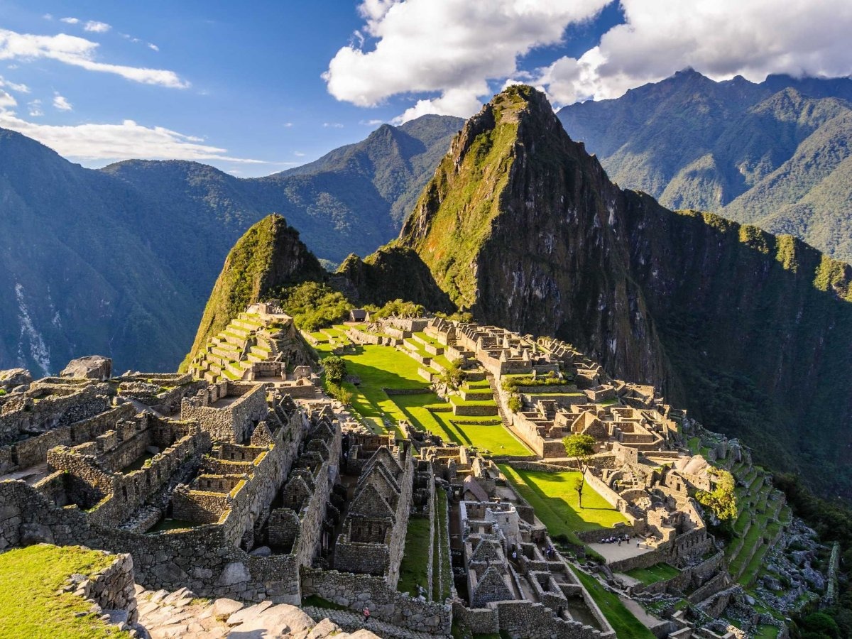 Được xây dựng vào khoảng thế kỷ XV-XVI, Machi Picchu của Peru vừa là nơi ở của hoàng gia, vừa là thánh địa linh thiêng. Thành phố cổ với hơn 3.000 bậc thang và 150 công trình bằng đá này mới chỉ được phát hiện vào năm 1911, hàng thế kỷ sau khi Tây Ban Nha xóa xổ người Inca.