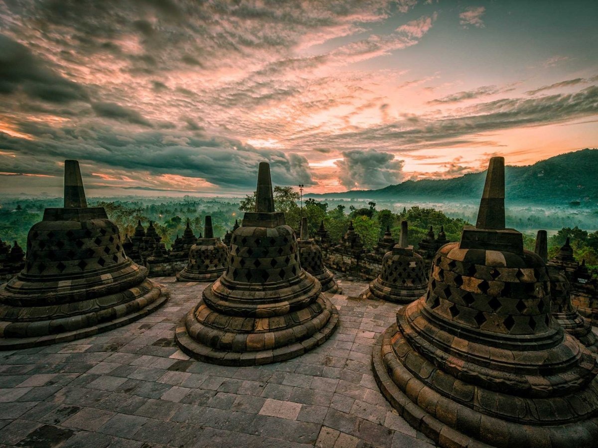 Nằm ở trugn tâm Java, Indonesia, ngôi đền Phật giáo Borobudur được xây dựng vào thế kỷ VIII và IX. Khu di tích này có 3 tầng với 72 tượng Phật.