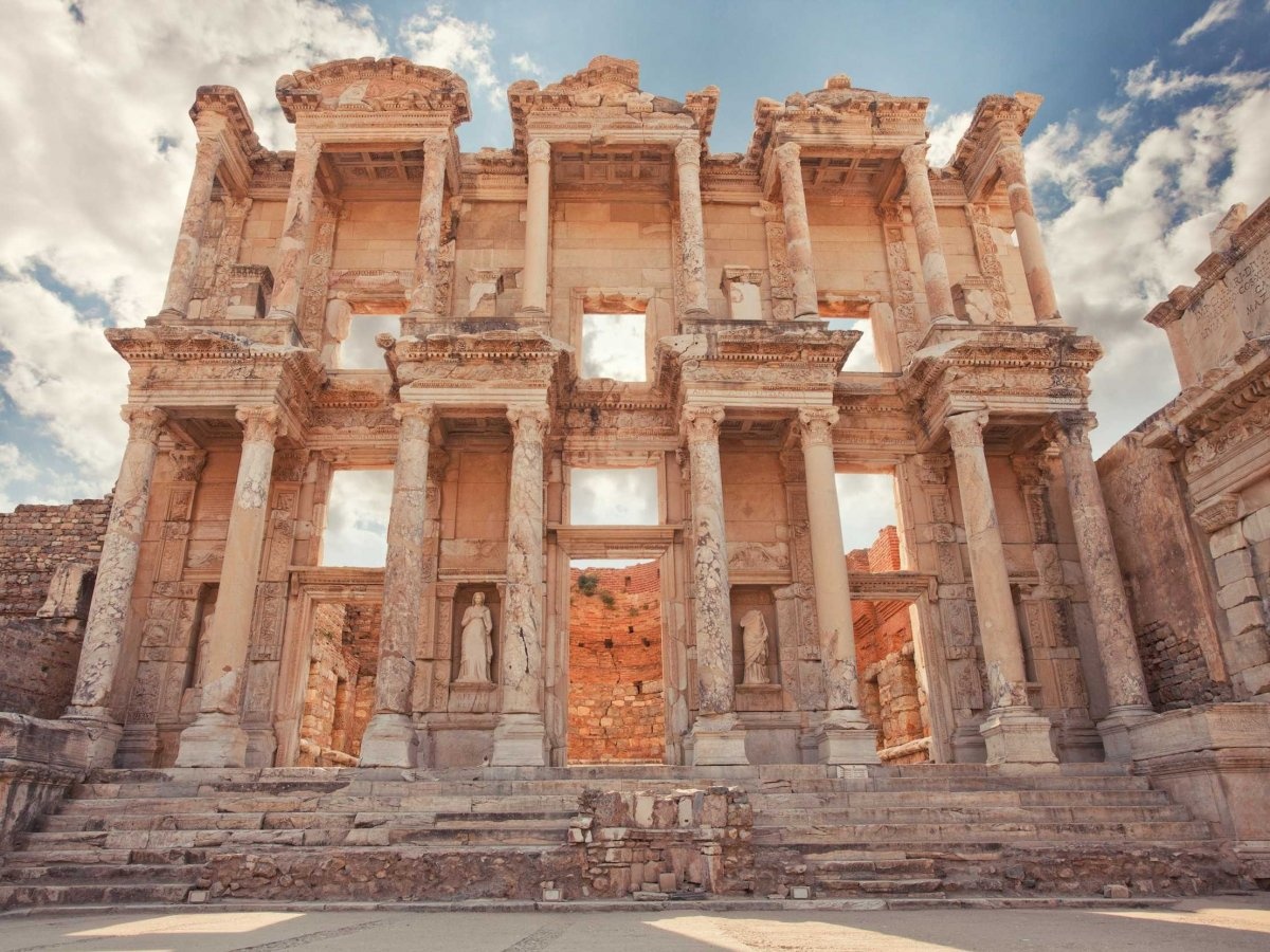 Thành phố Ephesus của Thổ Nhĩ Kỳ là nơi định cư của nhiều đế chế, như Hy Lạp, Ba Tư, La Mã, Byzantine và Ottoman, với dân số lên tới gần 300.000 người vào thời kỳ thịnh vượng nhất (thế kỷ II sau Công nguyên). Ngày nay, du khách có thể chiêm ngưỡng những cây cột còn sót lại của đền thờ nữ thần Artemis, một trong 7 kỳ quan của thế giới cổ đại.