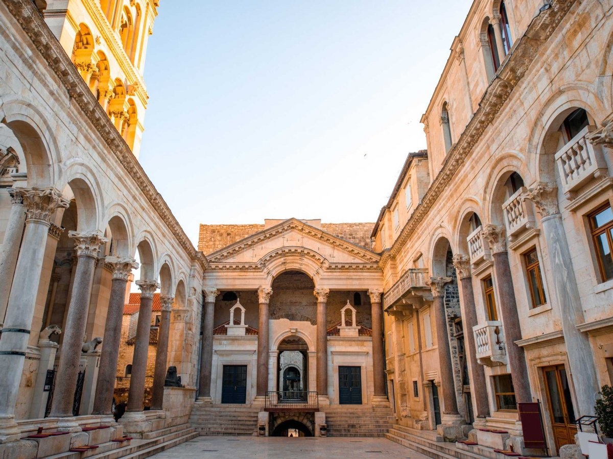 Điện Diocletian được xây dựng vào thế kỷ III-IV trước Công nguyên ở thành phố Split, Croatia. Ngày nay du khách có thể tham quan những gì còn lại của cung điện lộng lẫy này.