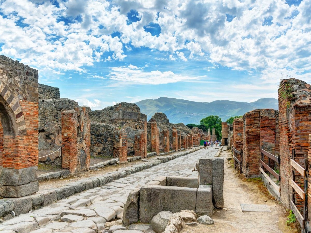 Pompeii là một thành phố thình vượng của La Mã cổ đại, gần Naples, Italy ngày nay, trước khi bị tro bụi từ núi lửa Vesuvius bao phủ vào năm 79 sau Công nguyên. Vụ phun trào này đã giết chết 2.000 người, nhưng các công trình của thành phố gần như còn nguyên vẹn cho tới khi được tìm ra vào năm 1748.