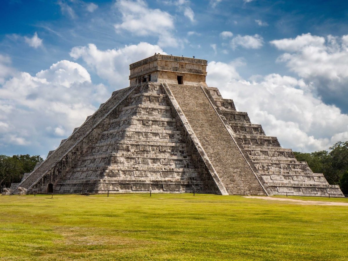 Thánh địa Chichén Itzá ở Tinum, Mexico, có hơn 1.000 năm lịch sử với vai trò là một trong những trung tâm chính của người Maya ở bán đảo Yucatán. Những công trình đầu tiên của khu này được xây dựng từ khoảng năm 425-455 sau Công nguyên.