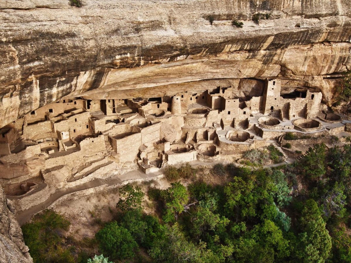 Ngôi làng nằm nép mình dưới vách đá ở công viên quốc gia Mesa Verde ở Colorado, Mỹ là nơi sinh sống của người Pueblo cổ đại từ năm 600-1300 sau Công nguyên.