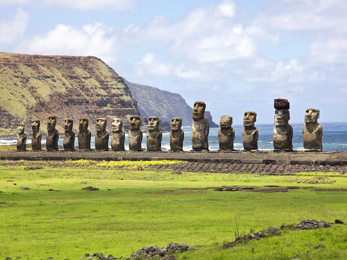 Nằm cách bờ Tây Chile hơn 3.700 km, núi lửa Rano Raraku trên đảo Phục Sinh là nhà của các “Moai”. Moai ở đây là hơn 900 tượng đá, mỗi tượng nặng hơn 13 tấn. Đến giờ người ta vẫn chưa biết chính xác mục đích của những bức tượng này.