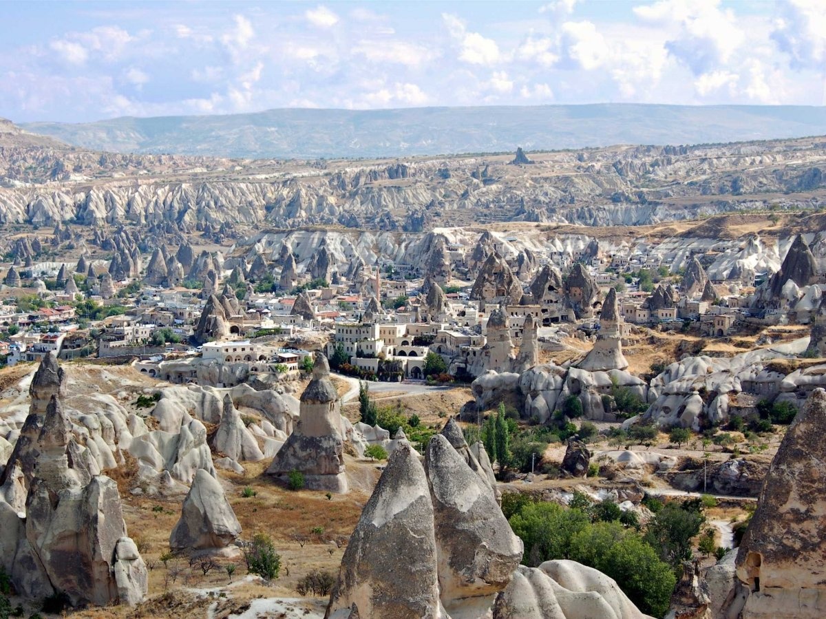 Thành phố cổ tích Cappadocia ở Thổ Nhĩ Kỳ nằm trên nền móng của đế chế Hittite, bản thân khu vực này đã có người sinh sống từ thế kỷ VI trước Công nguyên. Những ngọn núi đá hình ống khói được tận dụng làm móng nhà và các đền đài.