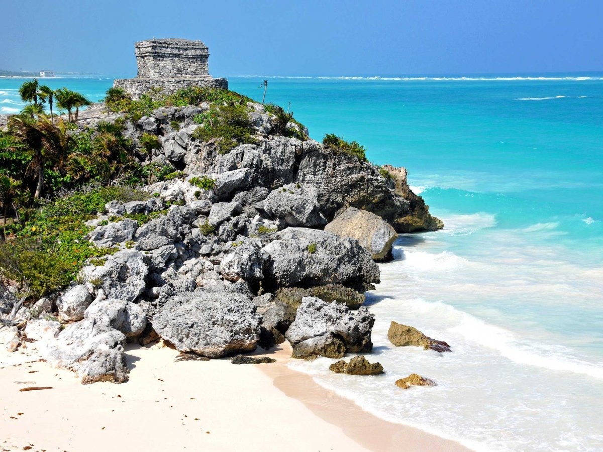 Ngoài những bãi tắm tuyệt đẹp và các tour lặn biển thú vị, Tulum (Yucatán, Mexico) còn có các di tích cổ của người Maya được xây dựng từ năm 564 sau Công nguyên. Tulum trong tiếng của người Yucatec có nghĩa là “tường thành”, bởi khu dân cư có một rào chắn lớn bao quanh.