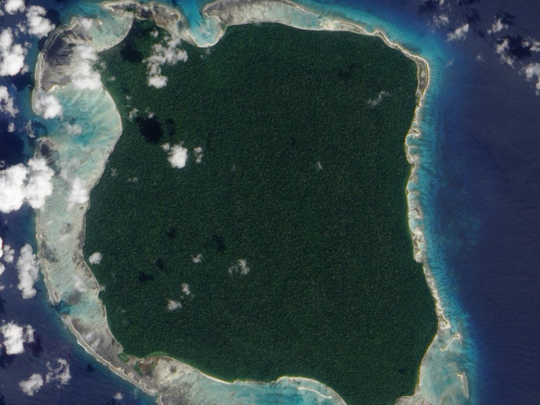 Đảo Bắc Sentinel, Quần đảo Andaman, Ấn Độ: Nằm ở vịnh Bengal, hòn đảo tuyệt đẹp này có rừng xanh, bãi cát trắng và nước trong, một điểm du lịch lý tưởng. Nhưng chuyện đến hòn đảo này là không thể, vì bộ tộc sống trên đảo tấn công những người lạ, một số trường hợp đã tử vong. Chính phủ Ấn Độ đã từ bỏ nỗ lực liên hệ với bộ lạc này và thiết lập một vùng cấm quanh đảo.