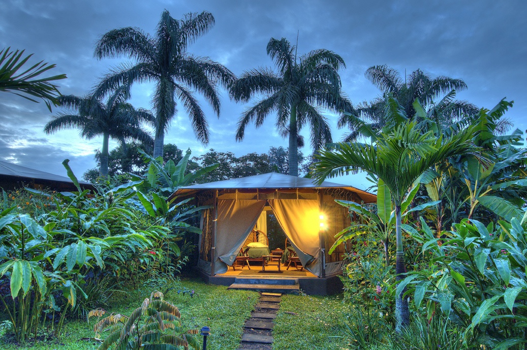 Khu nghỉ dưỡng Pura Vida, Costa Rica: Các huấn luyện viên tại đây dạy hatha yoga với hai lớp hàng ngày (trừ thứ tư). Từ sân tập trên sườn núi, du khách có thể ngắm nhìn thung lũng tuyệt đẹp xung quanh. Khung cảnh hoàng hôn ở đây rất lộng lẫy. Ảnh: Seekretreat.