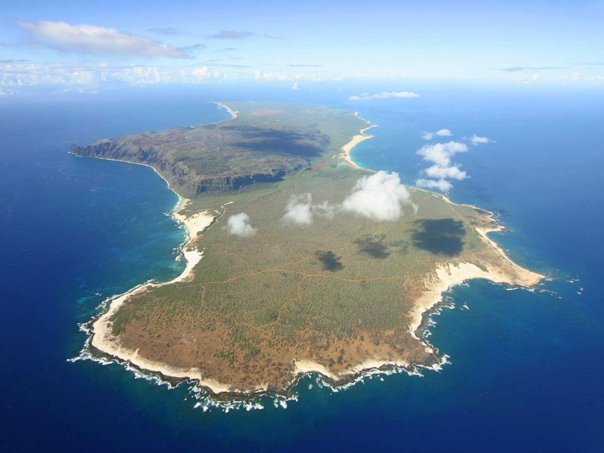 Niihau, Hawaii, Mỹ: Hòn đảo này đem lại cơ hội để khám phá và trải nghiệm văn hóa của người Hawaii. Đây cũng là nơi sinh sống của nhiều loài trong sách đỏ như vịt Hawaii, chim sâm cầm Hawaii và hải cầu thầy tu Hawaii. Bạn chỉ có thể đến đây nếu là nhân viên chính phủ hay họ hàng của chủ nhân hòn đảo này - gia đình Robinson.