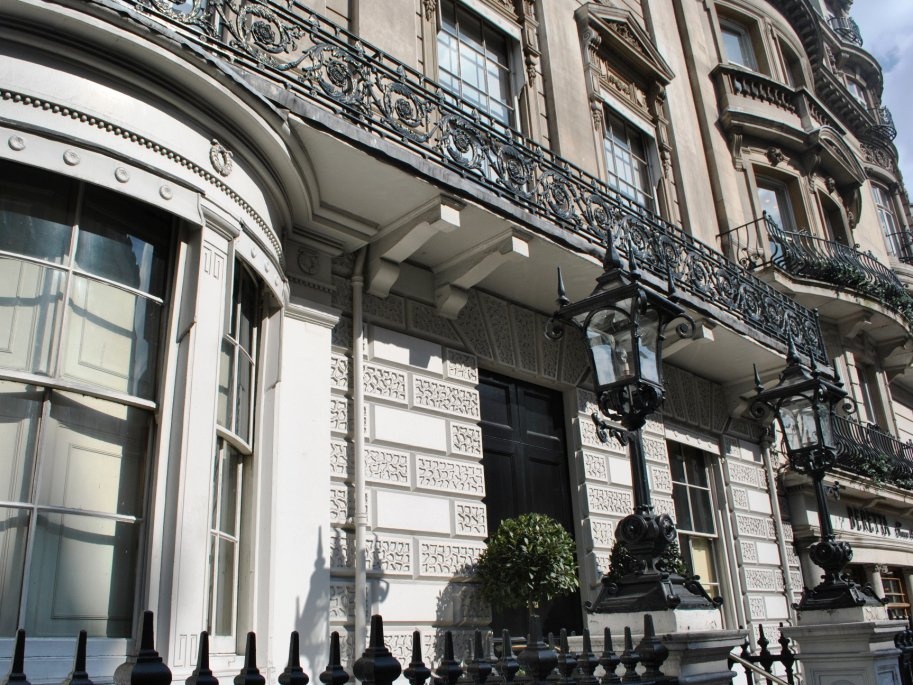 Câu lạc bộ của các quý ông White’s, London, Anh: Đây được cho là câu lạc bộ sang trọng và đắt tiền, với các thành viên nổi tiếng như Hoàng tử William, Thái tử Charles... Chỉ có hoàng gia và những người giữ vị trí cao mới có thể là thành viên của câu lạc bộ này.