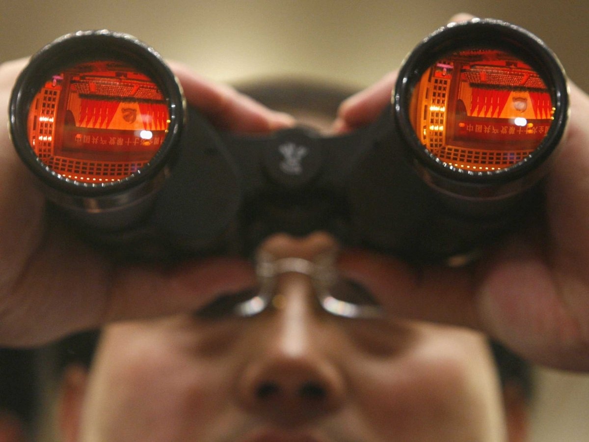 Bảo tàng Giáo dục quốc phòng Jangsu, Trung Quốc: Bộ sưu tập các thiết bị gián điệp gây hứng thú cho những người mê phim trinh thám. Bạn có thể được quan sát một khẩu súng son môi, một bộ bài giấu bản đồ và nhiều dụng cụ thú vị khác. Nếu không phải là người Trung Quốc, bạn không được phép vào bảo tàng. Việc chụp ảnh tại đây cũng bị cấm.