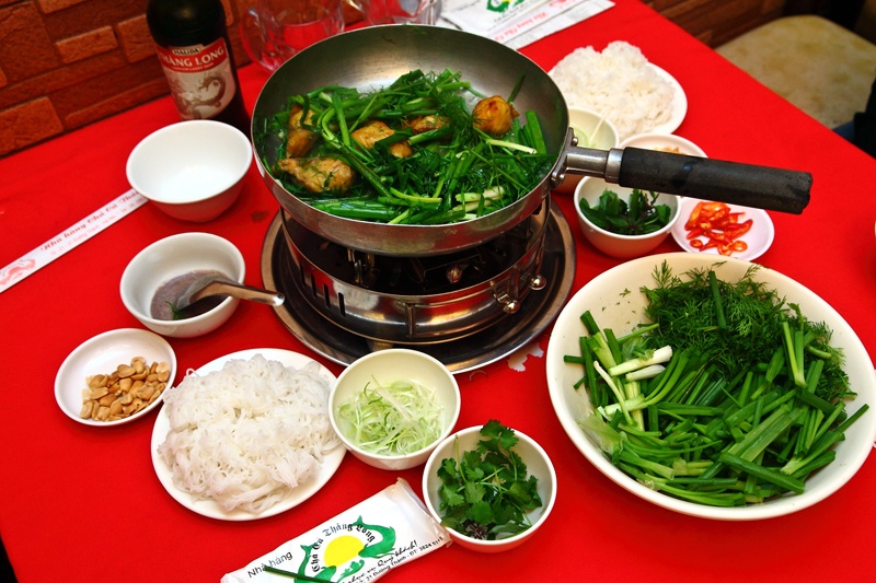 Chả cá: Thịt cá lăng hoặc cá lóc được lọc xương, thái mỏng, ướp gia vị đem nướng. Khi ăn, chả cá được thả vào chảo mỡ, cho thêm thì là và hành tươi, chấm mắm tôm ăn kèm bánh đa hoặc bún rối và rau thơm. Vị bùi ngậy của thịt cá hòa quyện với vị mặn cay của mắm tôm và hương thơm của các loại rau ăn kèm khiến người ăn không thể nào dừng đũa.  Ảnh: Vkeong.