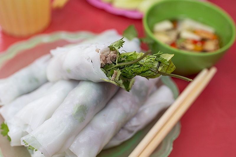 Phở cuốn: Món ăn thanh nhã này gồm thịt bò đã xào chín và rau thơm cuộn trong bánh phở, chấm với nước mắm chua ngọt sẽ khiến bạn ăn mãi không thấy chán. Ảnh: Eatingasia.