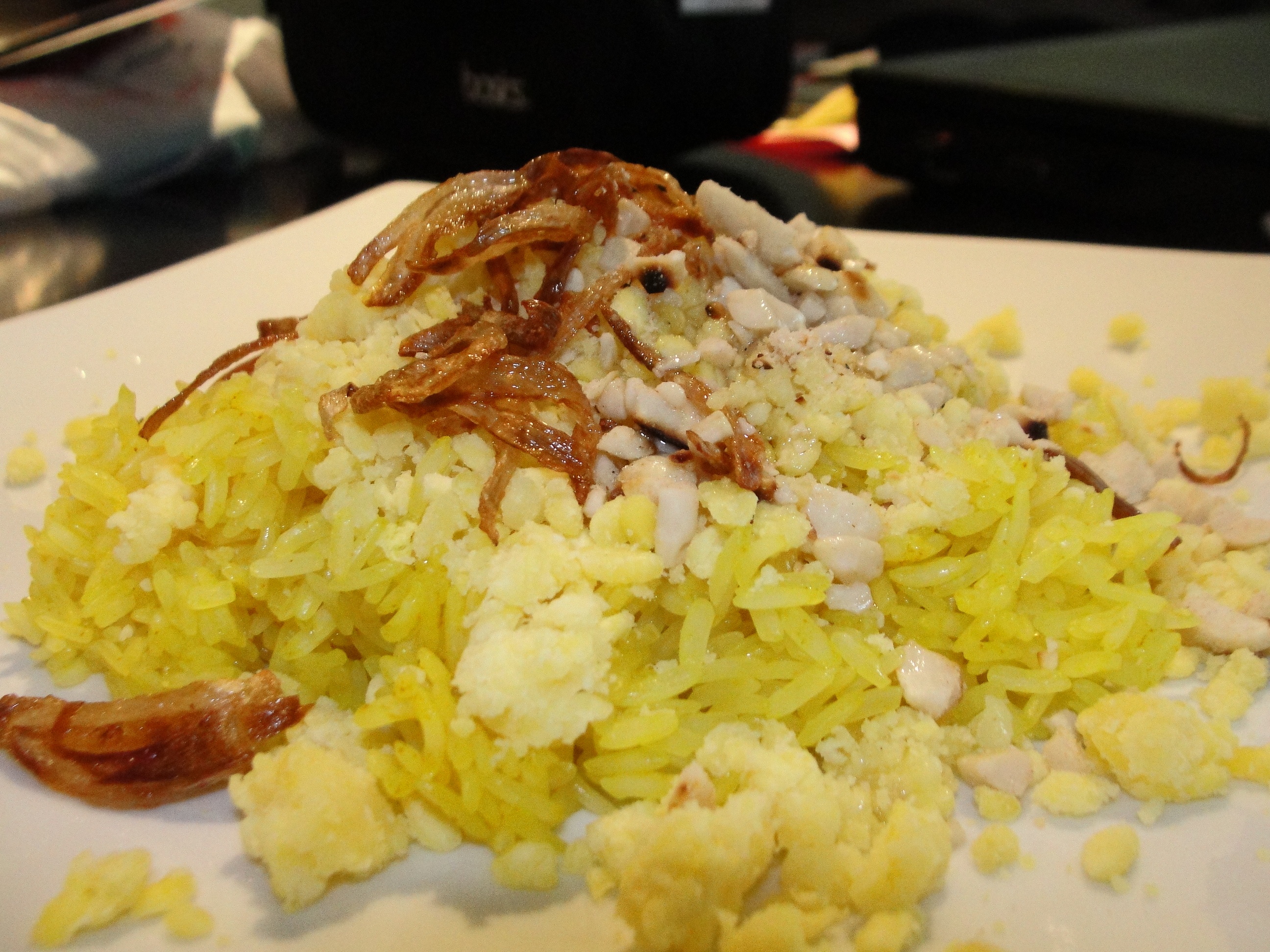 Xôi xéo: Xôi nếp dẻo mịn được cho thêm đỗ xanh nghiền nhuyễn, hành phi và rưới chút dầu ăn đem lại hương vị khó quên. Mùi thơm quyến rũ của hành phi và màu vàng bắt mắt của xôi khiến du khách khó lòng bỏ qua không thử món ăn độc đáo này.