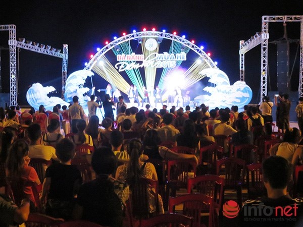 Khá đông người dân và du khách đến với chương trình khai mạc 