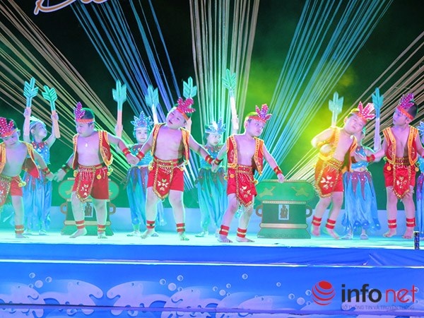 Các cháu thiếu nhi xuất hiện với điệu múa về thời Âu Lạc. Các cháu múa rất dễ thương, nhưng không thể nhìn vào đó để thấy... 