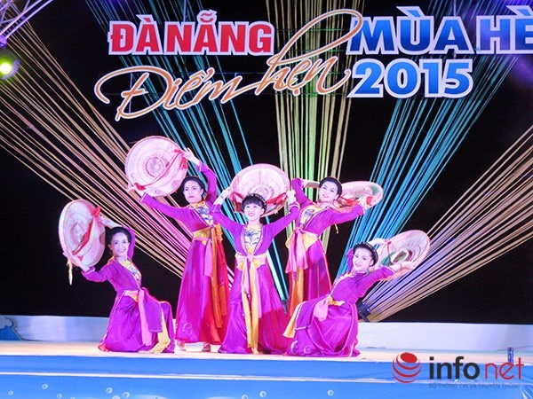 Điệu múa nón quai thao khá ấn tượng, nhưng nhìn vào đó du khách thấy quan họ Bắc Ninh chứ không phải thấy Đà Nẵng.