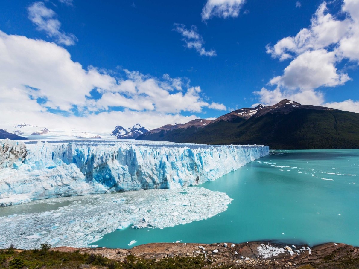 Công viên quốc gia Los Glaciares ở Patagonia, Argentina, là nơi có vùng băng hà lớn nhất ngoài Nam Cực. Băng tan đổ vào hồ Argentino tạo ra khung cảnh tuyệt diệu.