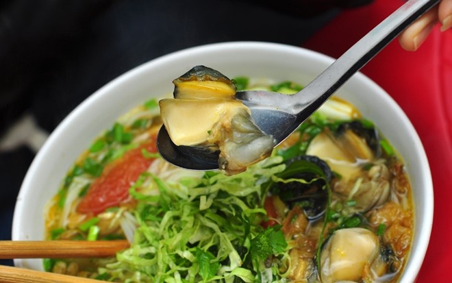 Bún ốc: Hà Nội có nhiều món bún ngon, trong đó không thể không nhắc tới bún ốc. Nước dùng chua dịu làm nổi bật vị ngon đậm đà của ốc, gia vị mắm tôm khiến bát bún ốc có hương thơm đặc biệt quyến rũ mà mỗi lần đi ngang qua hiếm ai không thấy thèm. 