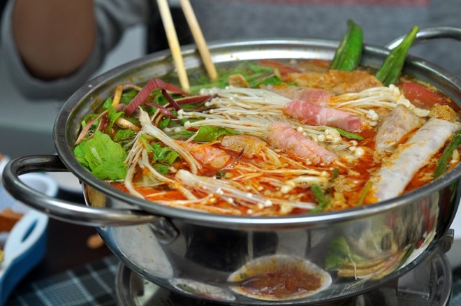 Lẩu: Với nhiều loại nước dùng phong phú, thường được ninh từ xương, lẩu là một trong những món ăn phổ biến ở Hà Nội, nhất là vào mùa lạnh. Từ lẩu hải sản, lẩu bò, lẩu dê, lẩu gà... du khách có rất nhiều lựa chọn. Món ăn này rất hợp để thưởng thức cùng bạn bè, người thân. Ảnh: Zing News.