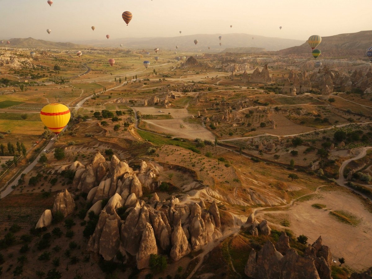 Công viên quốc gia Göreme và vùng núi đá Cappadocia (Thổ Nhĩ Kỳ) là khu vực núi lửa hình thành do xói mòn, với các núi đá “ống khói tiên” ấn tượng.