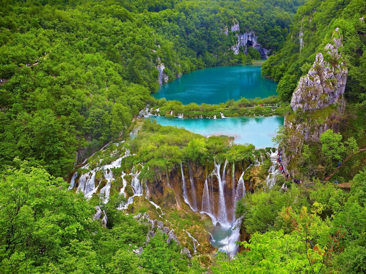 Công viên quốc gia Hồ Plitvice ở Croatia không chỉ là công viên quốc gia lâu đời nhất Đông Nam châu Âu, mà còn là khu bảo tồn lớn nhất quốc gia này, với 16 hồ nước thông nhau nằm giữa núi Mala Kapela và núi Pljesevica. Bao quanh các hồ nước là rừng rậm và thác nước tuyệt đẹp.