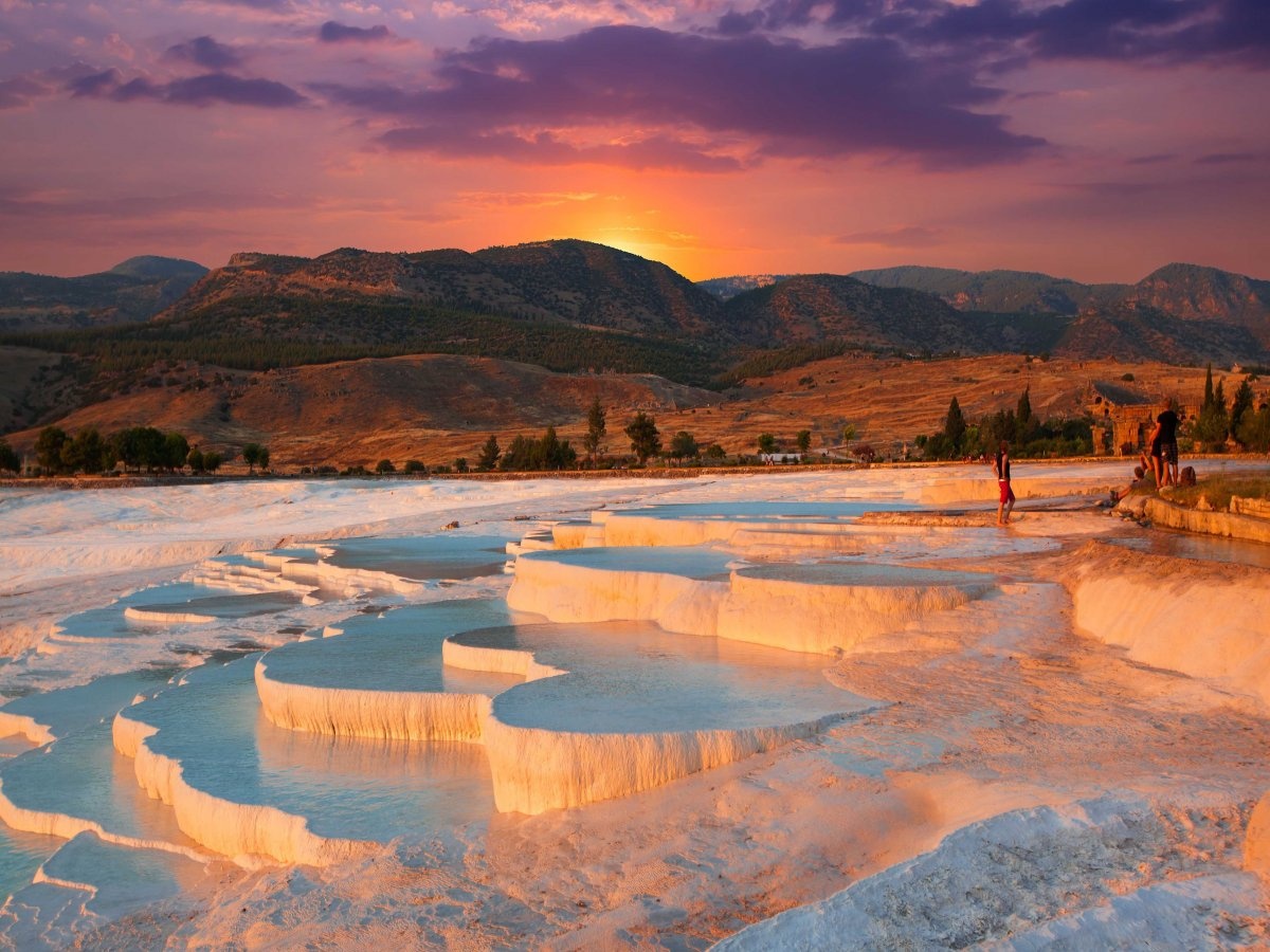 Suối nước nóng tự nhiên Hierapolis-Pamukkale ở tỉnh Denizli, phía tây Thổ Nhĩ Kỳ, hình thành từ thế kỷ 2 trước Công nguyên. Dòng suối có dạng như những đám mây trắng lộng lẫy. 