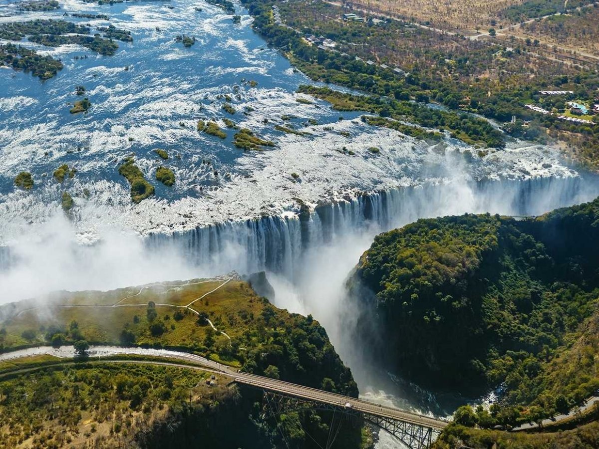 Thác Victoria nằm ở biên giới Zambia và Zimbabwe có “Bể bơi của quỷ” (Devil’s Pool), một bể bơi vô cực tự nhiên nằm ở độ cao hàng trăm mét so với mặt đất. 