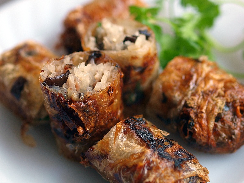 Nem: Nhiều người cho rằng nem cuốn là món ăn thể hiện đầy đủ đặc trưng của ẩm thực Việt Nam, từ sự phong phú trong nguyên liệu tới cách sử dụng gia vị, rau thơm. Sau khi rán, vỏ bánh tráng có màu vàng bắt mắt và rất giòn, bọc ngoài phần nhân từ thịt băm, mộc nhĩ, giá, hành tươi... nóng hổi và thơm ngon tạo ra hương vị hấp dẫn. Nem được chấm với nước mắm chua cay ngọt. Ảnh: Vietnamonline.