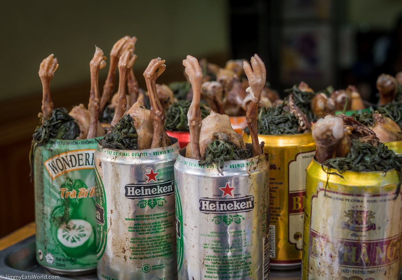 Gà tần lon: Còn gọi là gà chổng ngược, món gà tần trong lon Coca, lon bia... khiến du khách nước ngoài tò mò bởi hình thức độc đáo. Cả con gà được ninh nhừ với các nguyên liệu thuốc Bắc, tạo ra mùi thơm hấp dẫn và vị ngọt khó quên. Ảnh: Jimmyeatsworld.