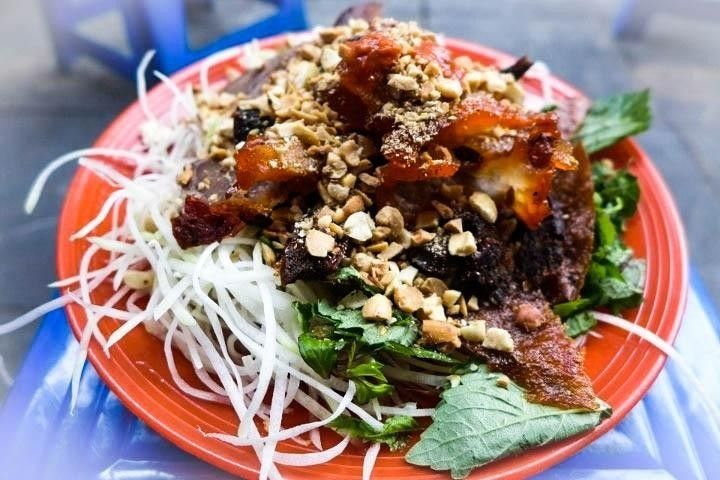Nộm bò khô: Đu đủ xanh bào sợi, thịt bò khô cắt trộn với rau sống, tương ớt cay, trộn đều với nước mắm chua ngọt rồi rắc lạc rang thơm phức lên trên là món ăn vặt hấp dẫn có nhiều ở khu phố cổ của Hà Nôi. Ảnh: Pinimg.