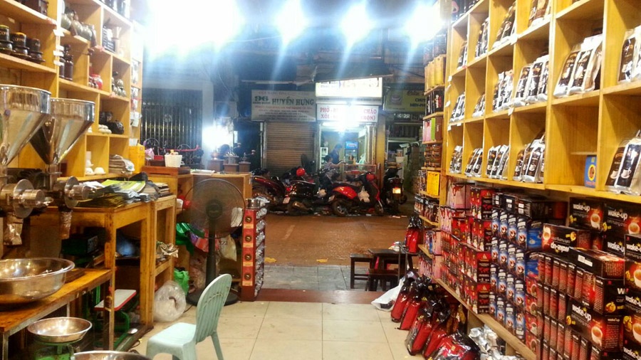 Cà phê rang xay: Rất nhiều du khách quốc tế cho biết một trong những điều họ “mê mệt” ở Hà Nội là cà phê. Không chỉ thích thú thưởng thức ly cà phê pha phin đậm đà, họ còn mua về làm quà cho bạn bè, người thân. Mùi thơm tỏa ra từ các hàng cà phê rang xay khiến các du khách khó lòng bước qua mà không vào thử.  Ảnh: Mytravelogi.