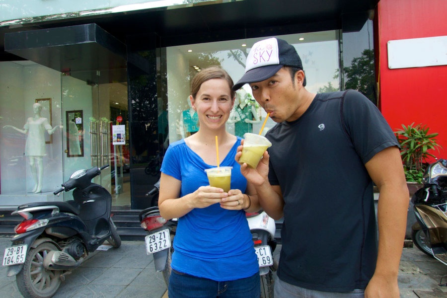 Nước mía: Món đồ uống này được du khách yêu thích nhờ vị ngọt mát và giá cả dễ chịu, lý tưởng cho một ngày đi bộ khám phá Hà Nội trong ánh nắng mùa hè. Ảnh: Intentionaltravelers.