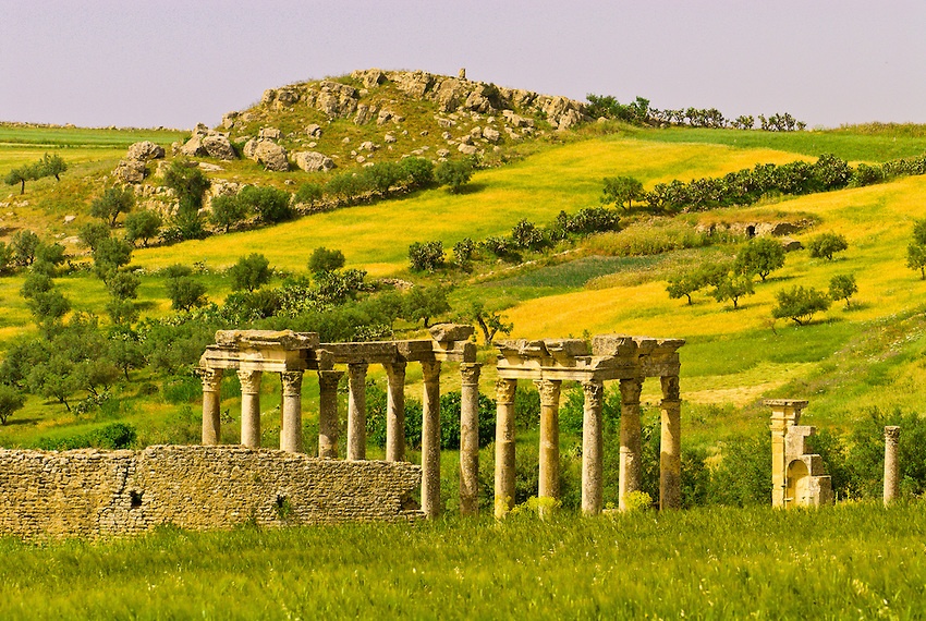 Di tích La Mã ở Đông Bắc Tunisia: Tunisia từng một thời nằm dưới sự thống trị của đế chế La Mã. Tới thăm Dougga, Bulla Regea và Chemtou, bạn sẽ được chiêm ngưỡng kiến trúc lộng lẫy và ấn tượng của người La Mã. Đừng quên tới tham quan nhà hát có lịch sử 1.800 năm và được bảo tồn tốt nhất thế giới.  Ảnh: Blaineharrington.