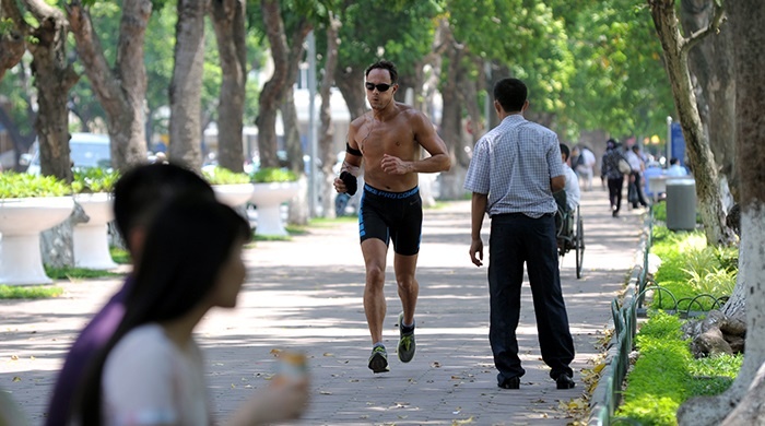 Nhung hanh dong xau xi cua khach du lich o Viet Nam hinh anh