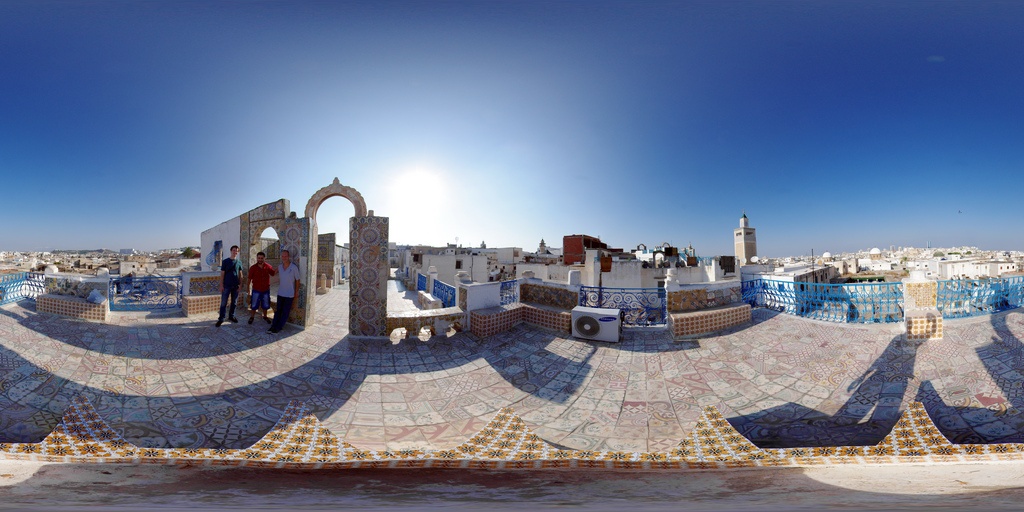 Thủ đô Tunis: Sau những chuyến đi khám phá các vùng đất lịch sử, bạn không thể không tới thủ đô Tunis của Tunisia. Thành phố đặc biệt này như chia làm hai nửa: khu Hồi giáo với nhà cửa theo kiểu cổ, các tượng đài và thánh đường, những con phố dài hẹp; khu châu Âu với những con phố rộng lớn, nhộn nhịp được xây dựng vào thời thuộc địa Pháp. Ảnh: Gadl/Flickr.