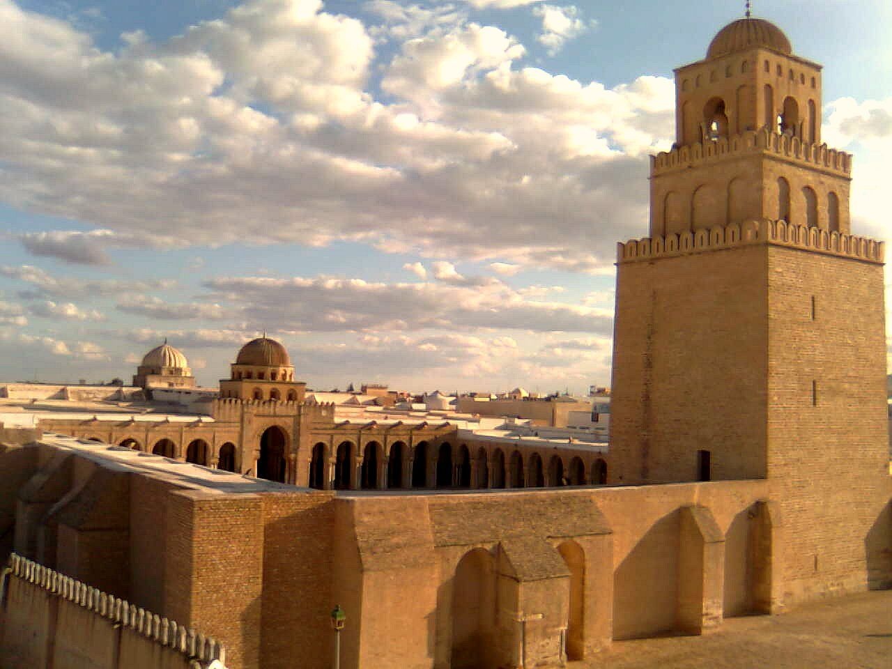 Thánh địa Kairouan: Đây là nơi an nghỉ của Sidi Sahib, một trong những người thân cận của Muhammad - người sáng lập ra đạo Hồi. Các khách hành hương và tín đồ thường đổ về đây để cầu nguyện. Ảnh: Goista.
