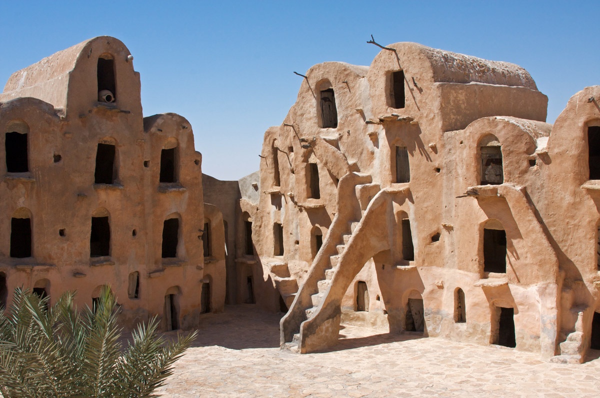 Kho chứa lương thực của người Berber: Để bảo vệ mùa màng khỏi những người du mục tới từ các vùng đất xung quanh, người Tunisia cổ xưa đã xây dựng các kho chứa lương thực với thiết kế độc đáo. Tới nay, các kho chứa này vẫn chưa hư hại, cho du khách cơ hội chiêm ngưỡng kiến trúc của người Tunisia. Ảnh; Wondermondo.