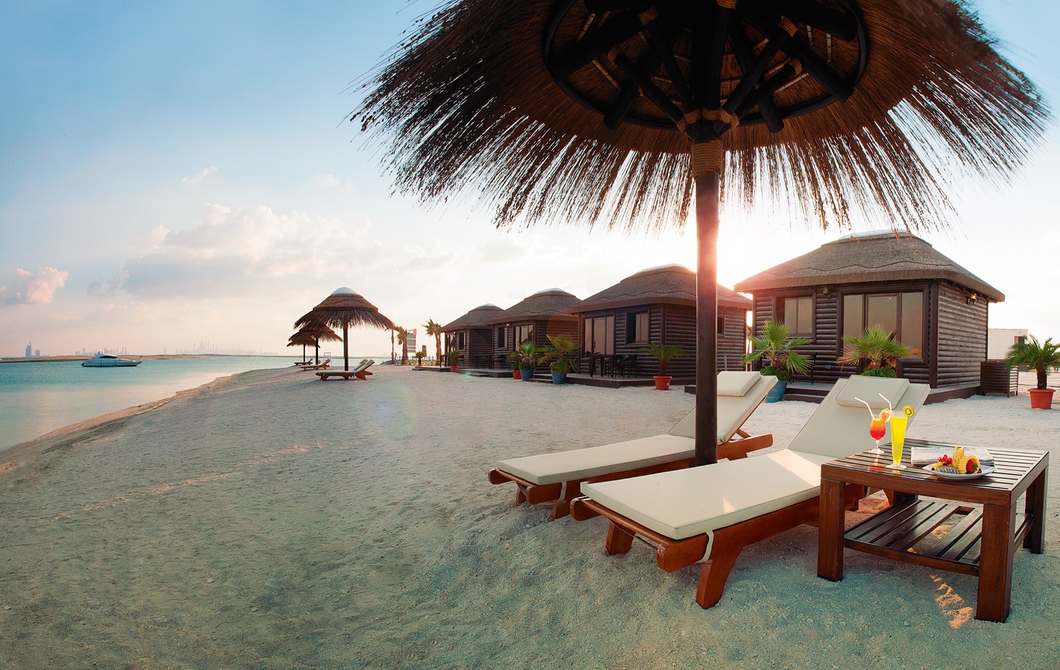 8. “Mùa đông sắp đến” là một điều tốt đẹp: Khi phần lớn các quốc gia trên thế giới mong đợi mùa hè, người dân Dubai lại lên kế hoạch tới nơi khác tránh nóng. Tuy nhiên, điều đó đồng nghĩa với việc họ sẽ đăng ảnh chụp selfie ở bãi biển vào mùa đông, trong lúc những nơi khác đang phải khoác áo dày. Ảnh: Aishti.