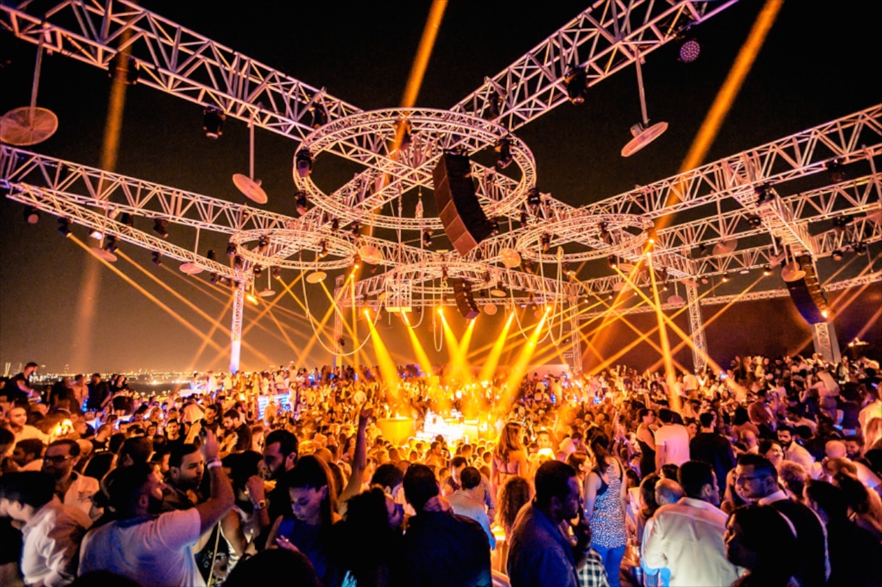 6. Thứ năm là ngày vui chơi, tiệc tùng:  Đó là ngày những chàng trai, cô gái khoác lên mình trang phục lộng lẫy nhất và tới các hộp đêm nổi tiếng ở Dubai. Ảnh: 3indubai.