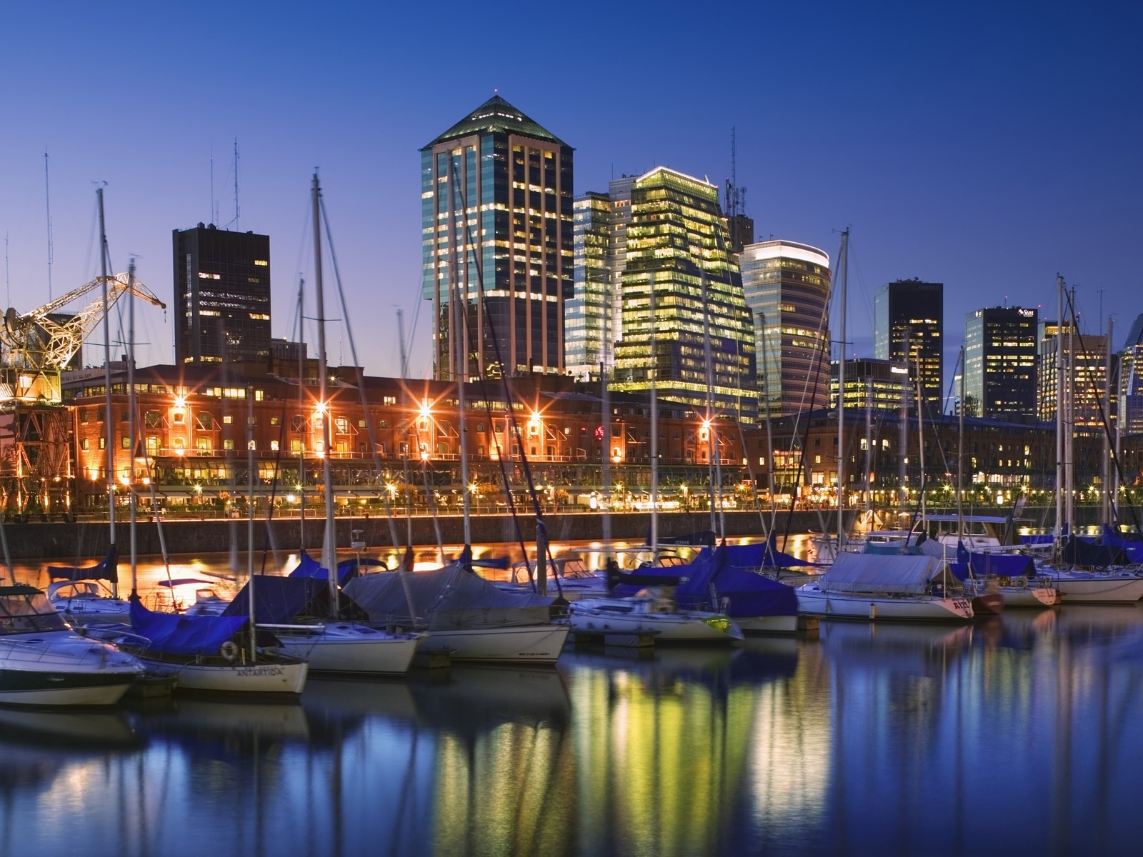 Argentina: Đây là quốc gia đầu tiên ở Nam Mỹ hợp pháp hóa hôn nhân đồng tính và luôn chào đón cộng đồng LGBT. Thủ đô Buenos Aires là một điểm trăng mật lý tưởng với không gian lãng mạn, tinh tế. Các cặp đôi còn có thể dành vài ngày tới thác Iguaza hùng vĩ nằm ở biên giới Argentina và Brazil.