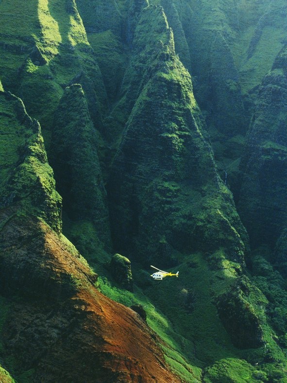 Tham quan Kauai ở Hawaii bằng trực thăng: Kauai có những bãi biển bí mật và rừng nhiệt đới đẹp nhất quần đảo Hawaii, nhưng du khách không thể tiếp cận 70% diện tích hòn đảo. Cách tốt nhất để chiêm ngưỡng thiên nhiên nơi đây là bằng trực thăng.