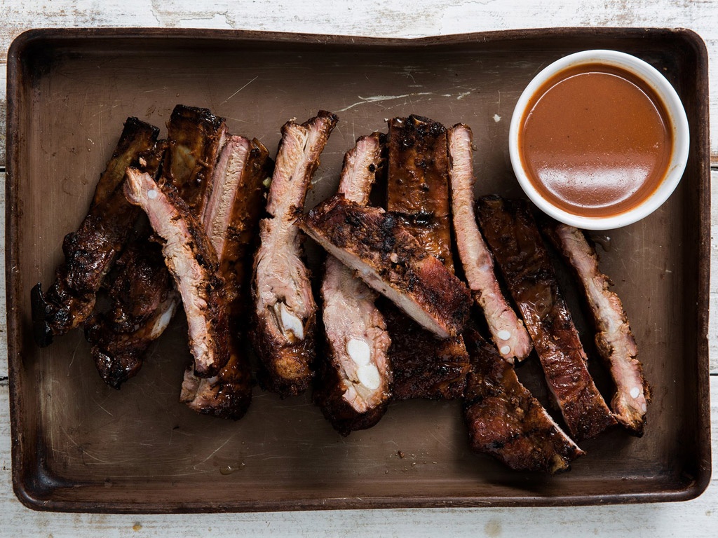 Thưởng thức thịt nướng ở Alabama: Những rẻ sườn nướng thơm lừng với bánh mì trắng được chế biến theo công thức từ những năm 1950 là món ăn không thể bỏ qua khi du khách đến với Alabama.