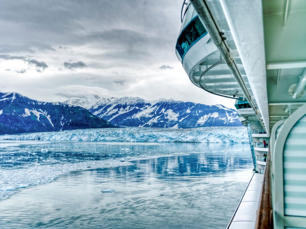 Đi thuyền ngắm băng hà ở Alaska: Khung cảnh của Alaska không khác gì hai đầu cực, với các tảng băng trôi, chim cánh cụt... nhưng lại có nhiệt độ bớt khắc nghiệt hơn.