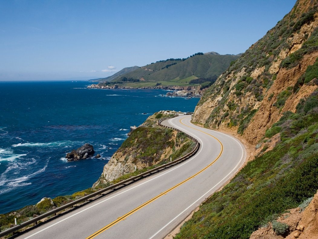 Ngắm ngựa vằn trên đường cao tốc ven biển ở California: Trên tuyến đường từ San Francisco tới Los Angeles, du khách sẽ được thưởng thức khung cảnh hùng vĩ của những dãy núi ven biển, ngắm nhìn các động vật hoang dã như ngựa vằn.