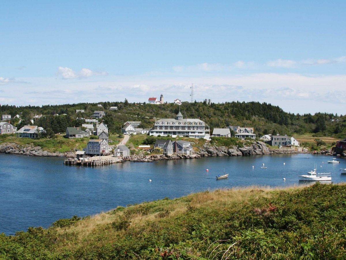 Vùng Monhegan, hạt Lincoln, Maine, có một hòn đảo nhỏ cách đất liền khoảng 20 km. Du khách có thể đi dạo trên những con đường tuyệt đẹp, ngắm nhìn cảnh biển và quan sát các động vật hoang dã. Tuy nhiên, người ta chỉ có thể tới đây bằng phà.