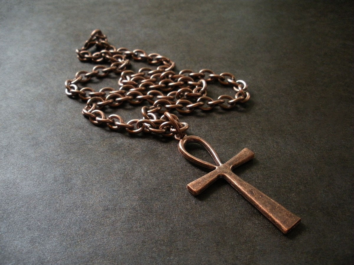 Ankh: Biểu tượng của sự sống hay còn gọi là chìa khóa sông Nile là một trong những di vật quan trọng của người Ai Cập cổ. Các Paraoh thường đeo biểu tượng này để thể hiện cho sự trường sinh bất tử. Ảnh: Afriquelachic.