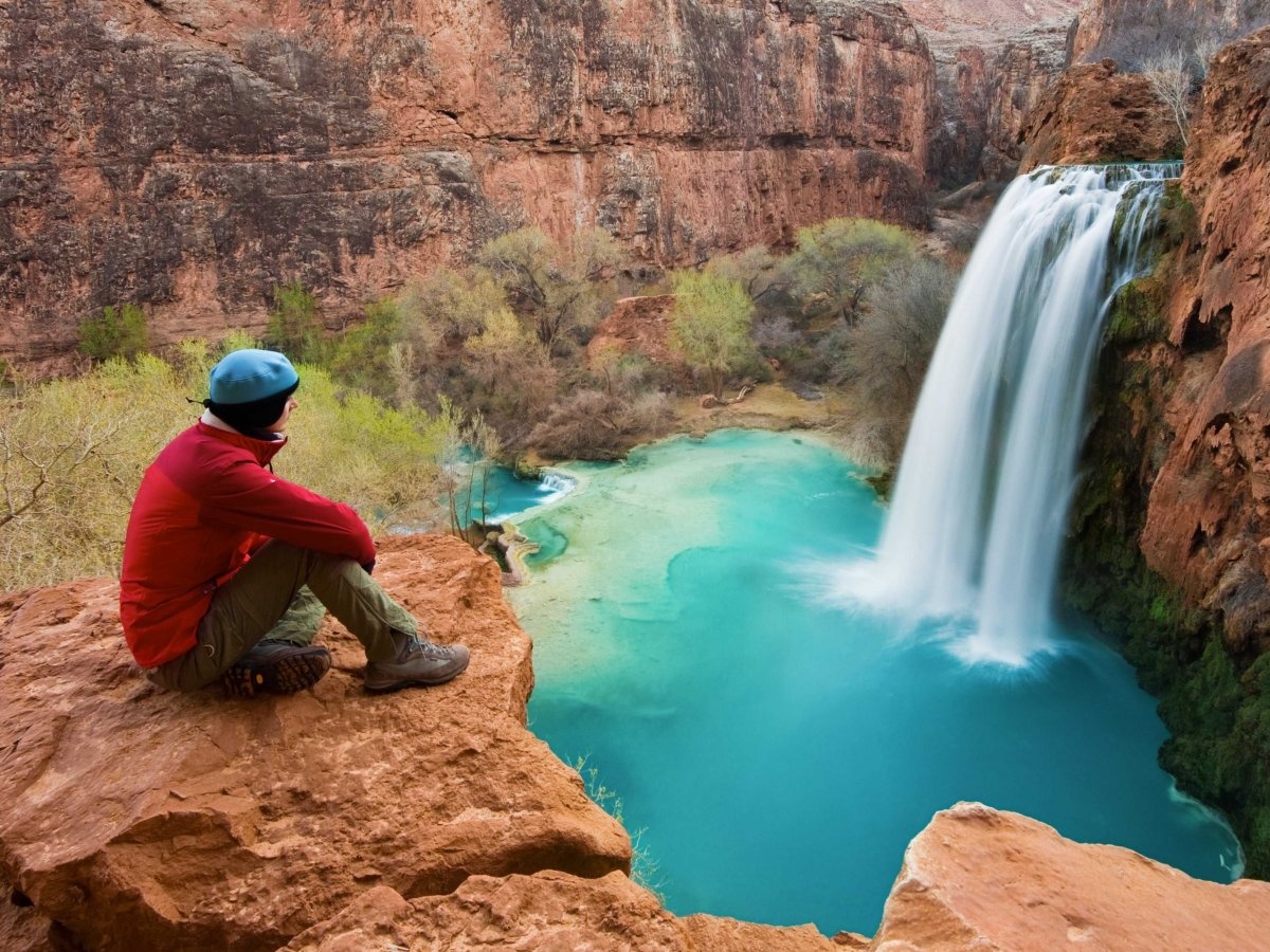Thác Havasupai thuộc khu bảo tồn cùng tên ở hạt Coconino ở góc tây nam Công viên quốc gia Grand Canyon, nổi tiếng với làn nước xanh biếc và dải thác tuyệt đẹp. Không nhiều du khách tới được đây do phải leo bộ qua quãng đường dài 13 km.