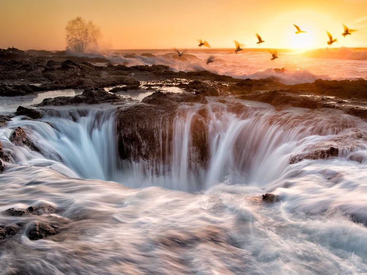 Giếng Của Thor nằm ven bờ biển Oregon, đẹp và ấn tượng nhất khi triều dâng cao hoặc trong các cơn bão, nhưng đây cũng là lúc nguy hiểm nhất cho những người đứng gần đó.